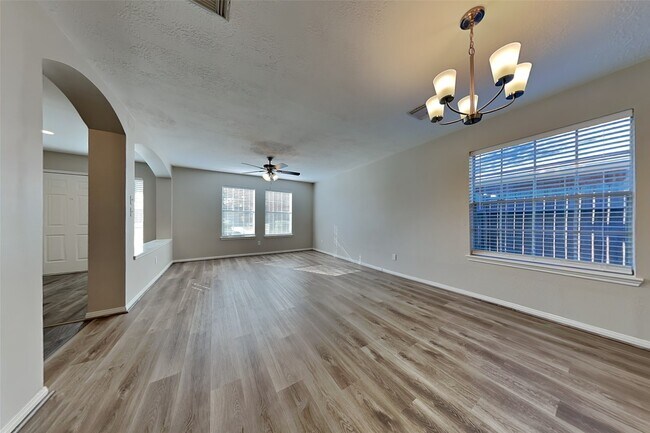 Building Photo - 31110 Silver Village Dr