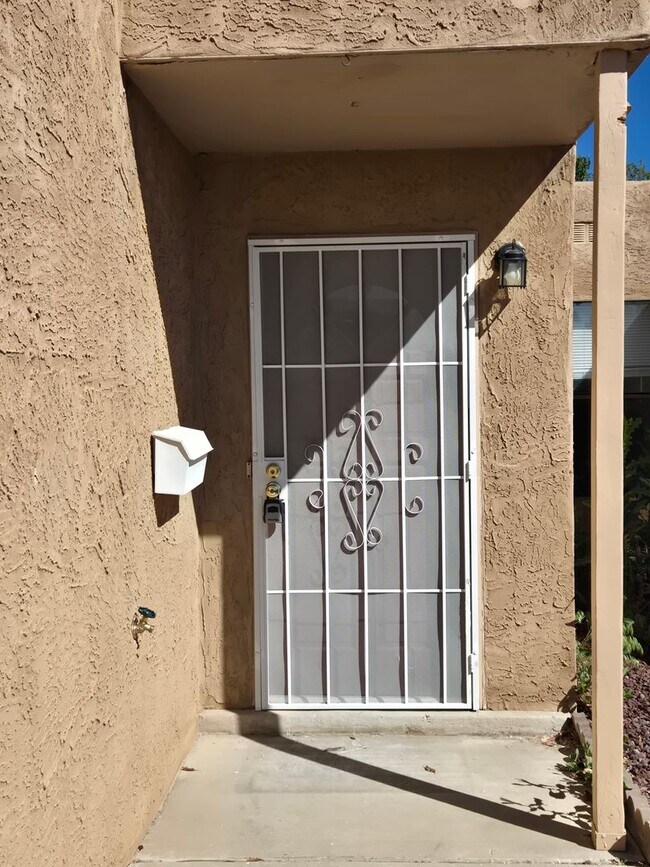 Foto del edificio - Two Bedroom Two Bathroom Two Car Garage in popular NE heights Neighborhood