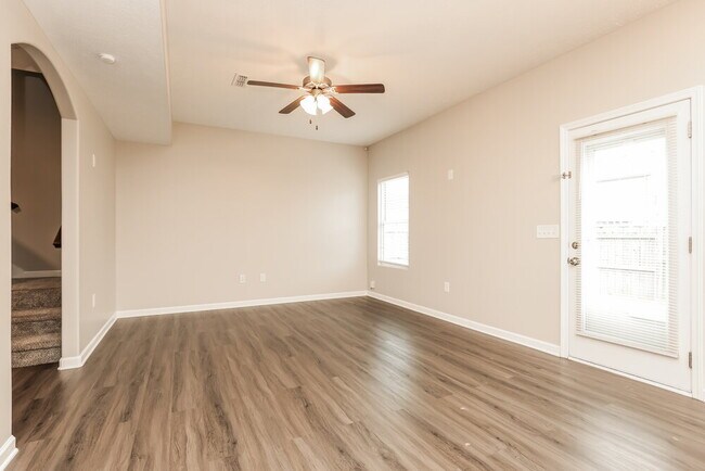 Building Photo - 1724 Sunray Dr