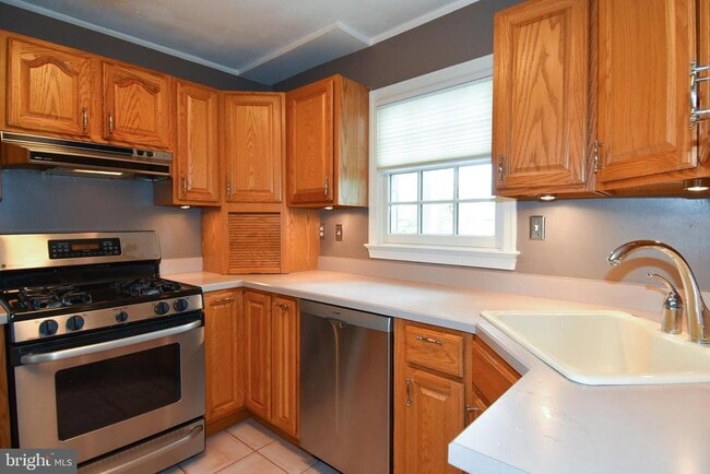 Building Photo - 1531 Patrick Henry Dr