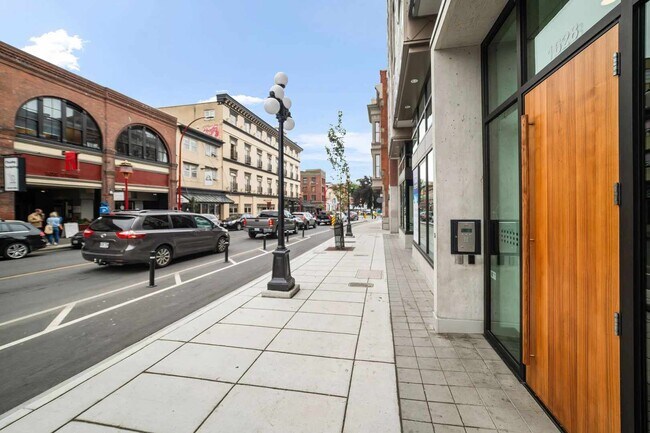 Building Photo - 1652 Store St