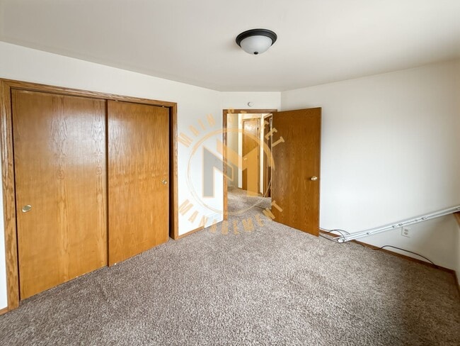 Building Photo - Executive Duplex 3 Bed 2.5 Bath 2.5 Stall Garage