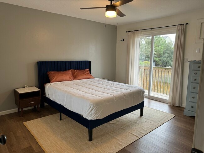 Building Photo - 9532 5th Bay St