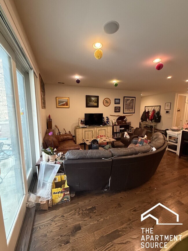 Foto del edificio - 2127 W Division St