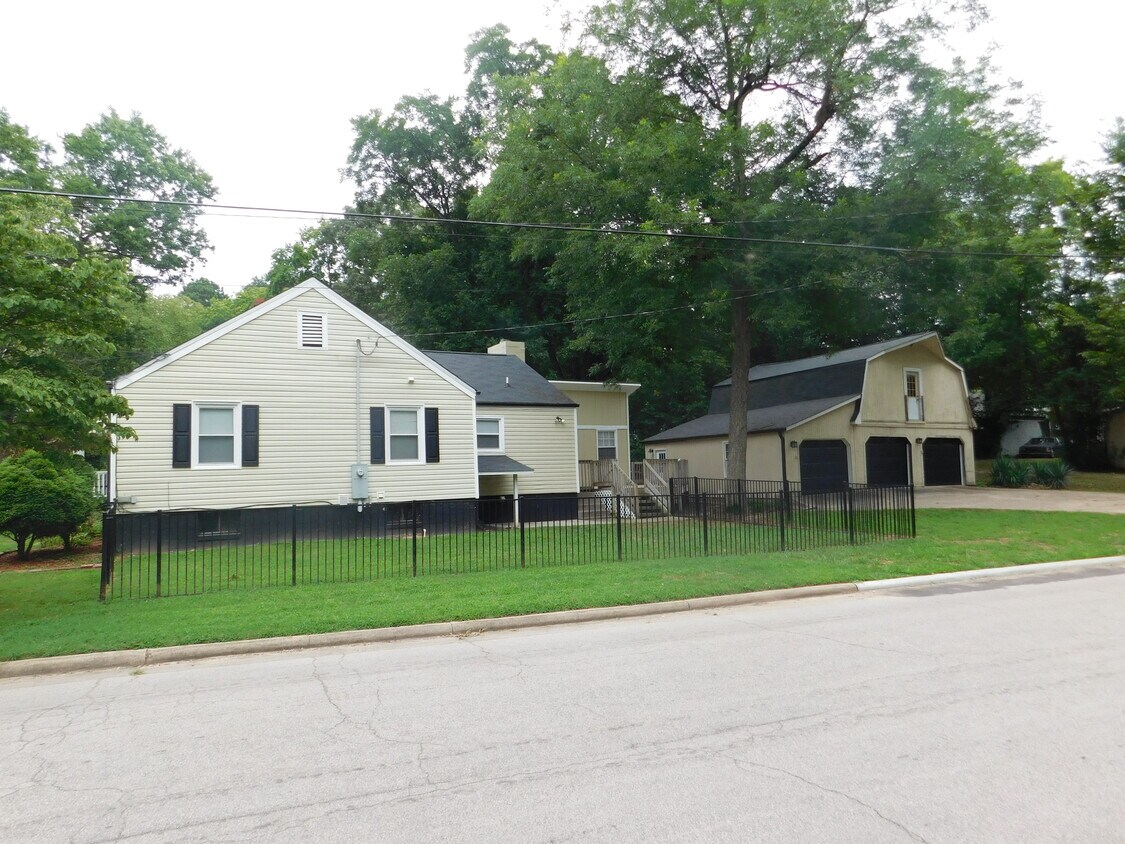 Primary Photo - 700 Monroe Dr