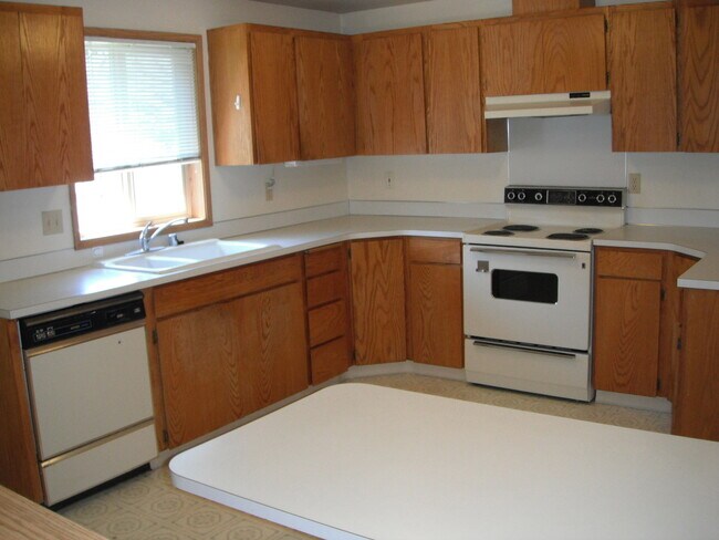 Building Photo - Spacious 3 Bdrm Single Level w/ Covered Pa...