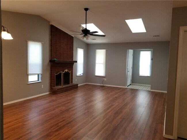 Building Photo - 914 Turtle Creek Dr