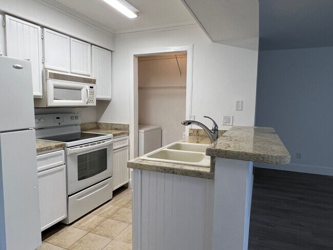 Foto del edificio - Beautiful Apartment in Gated Community FULL SIZE washer/dryer