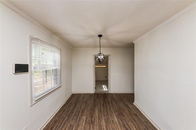 Building Photo - 210 Oak Dr SE