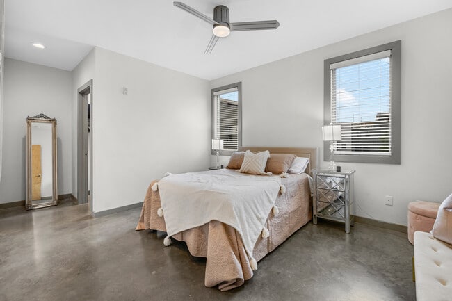 Building Photo - 1243 Martin St