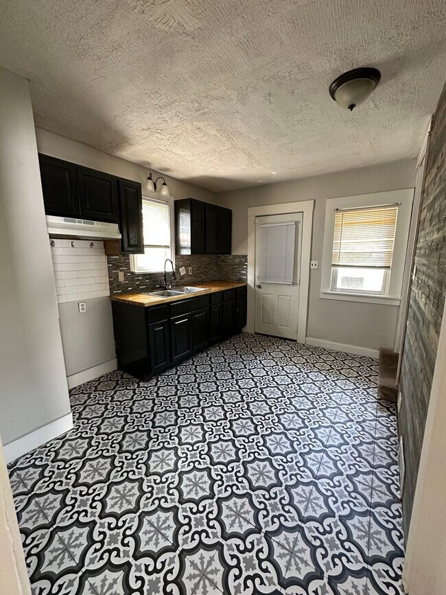 Building Photo - CLE Single Family Home For Rent