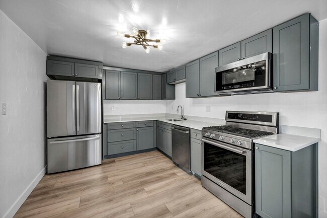 Foto del edificio - Fully Renovated Home with Plenty of Outdoor Storage