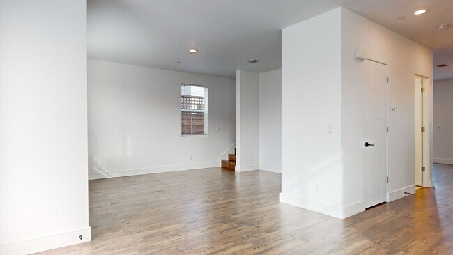 Foto del edificio - Beautiful and Bright 3 Bedroom 2.5 Bathroom Home with 2 Car Tandem Garage! PG&E Included!