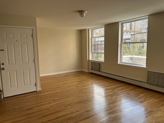 Dining Area - 834 Courtlandt Ave