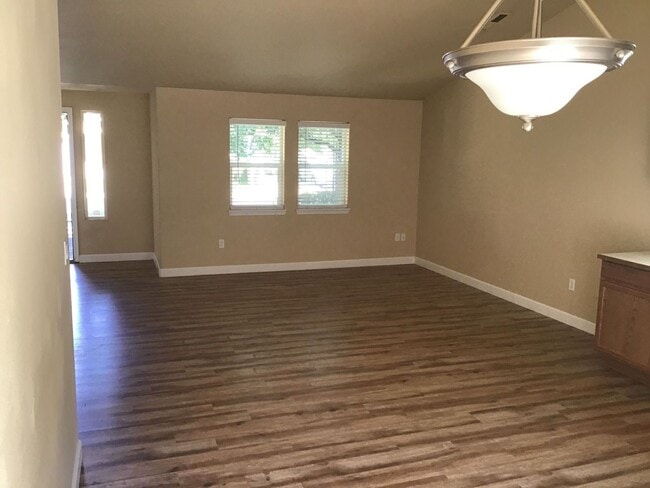 Building Photo - **$750 OFF 1st Month** Great Location! 3 Bedroom Home in SW Bend!