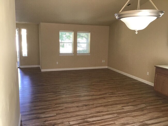 Foto del edificio - **$750 OFF 1st Month** Great Location! 3 Bedroom Home in SW Bend!