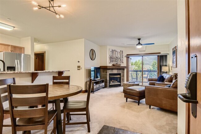 Building Photo - Evolve Real Estate: Fully Furnished Stylis...