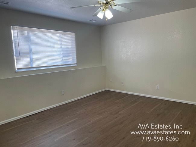 Building Photo - 729 E Laporte Dr