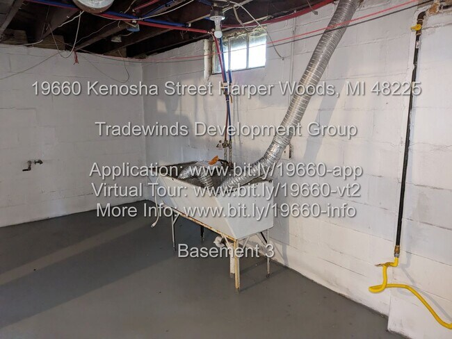 Building Photo - 19660 Kenosha 2 bedroom/1 bath with beauti...