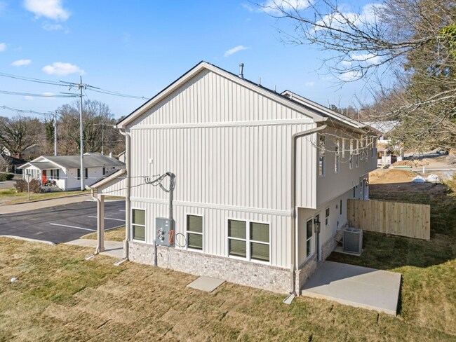 Building Photo - 311 W Broad St