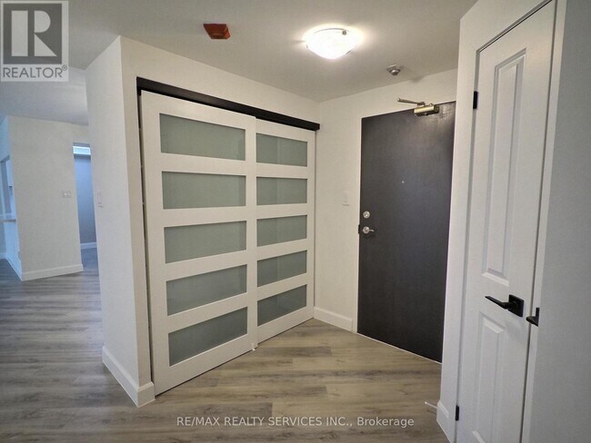 Photo du bâtiment - 8351 McLaughlin Rd S