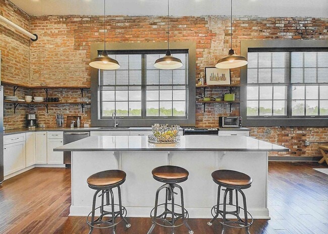 Building Photo - 740 E North St