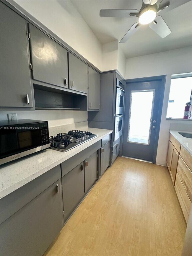 Foto del edificio - 7921 East Dr