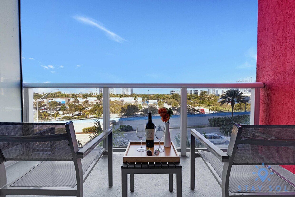Foto principal - 2602 E Hallandale Beach Blvd
