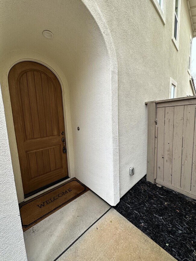 Building Photo - Gorgeous like new 4 bedroom 3 bath home located in Promontory