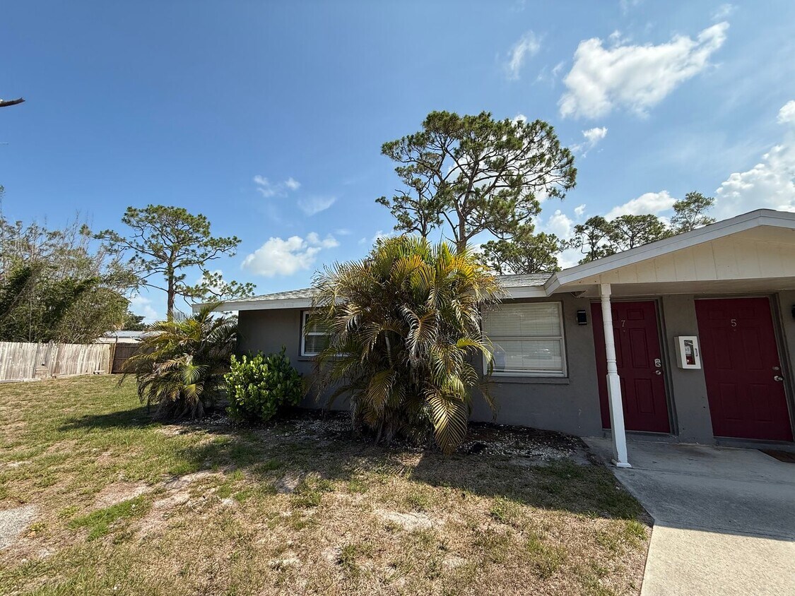 Foto principal - 2 Bedroom 1 Bath Duplex with Washer/Dryer!...