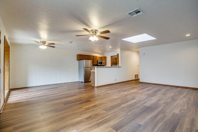 Building Photo - 1708 Surrey Ln