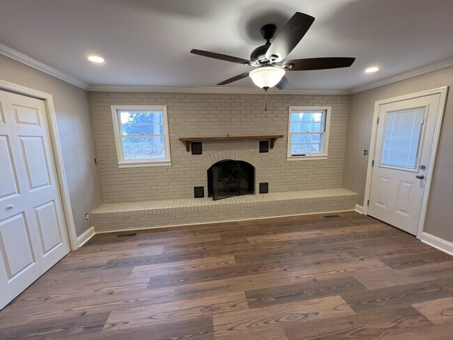 Building Photo - 2038 Conway Dr