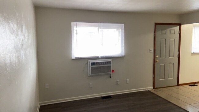 Building Photo - 506 S. Garland Ave