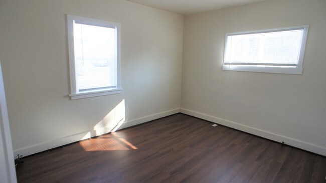 Building Photo - 3 Bedroom Lower Duplex Available April 1st!