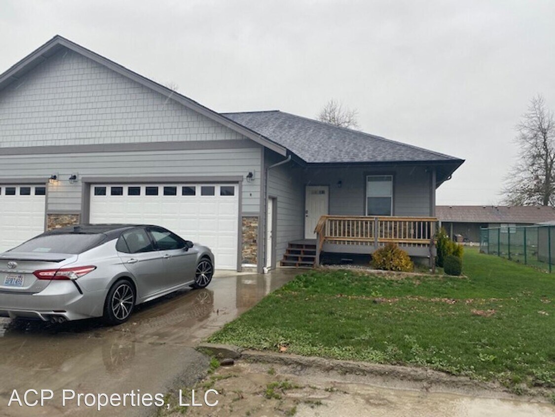 Foto principal - 3 br, 2 bath House - 110 W. 3rd St. #B