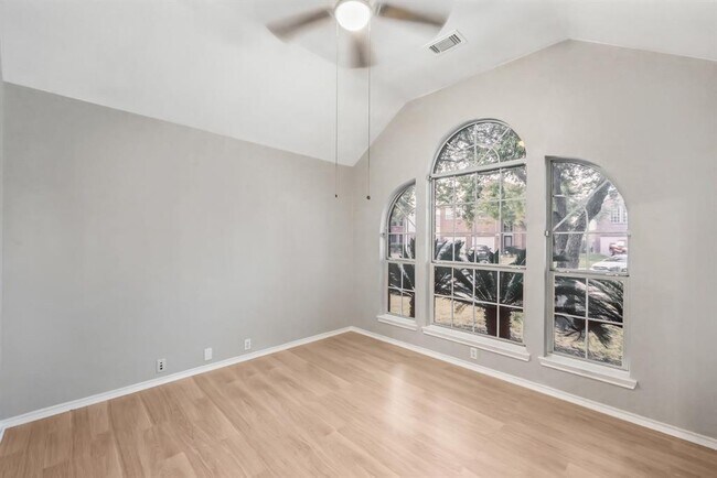 Foto del edificio - 3030 Providence Oak St