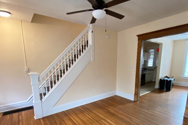 Sala de estar y comedor - 423 W 8th Ave