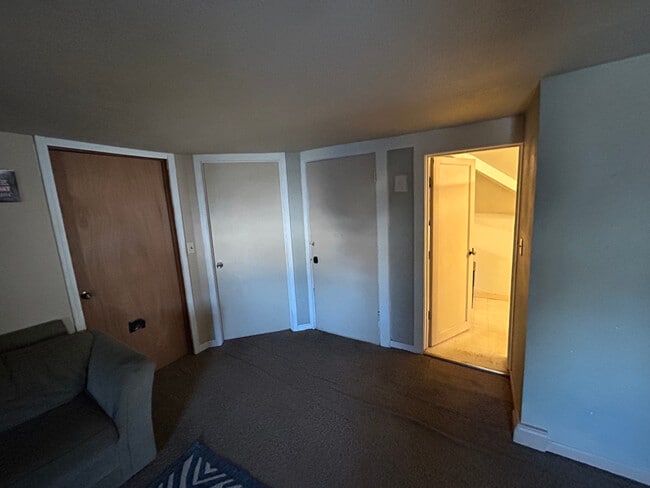 Building Photo - 1897 1/2 E Newberry St