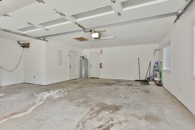 Building Photo - 303 Longer Dr