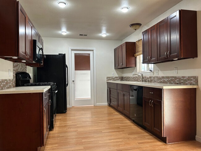 Building Photo - 705 W Graaf Ave