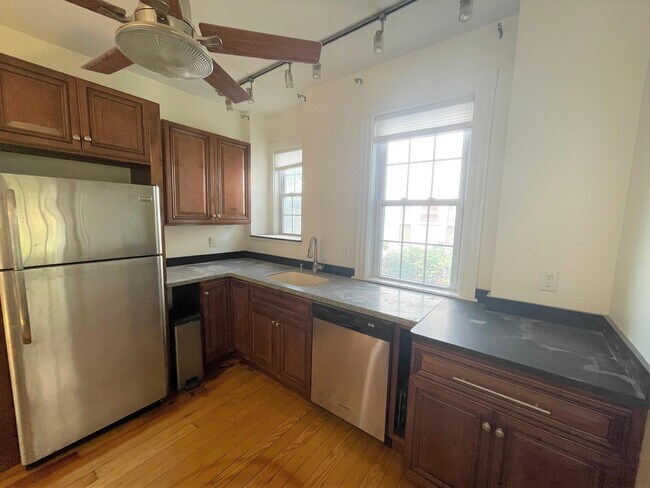 Foto del edificio - 83 Dexter St