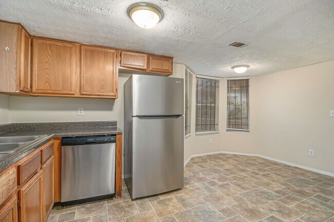 Building Photo - 3 Bedroom 2 Bath Home