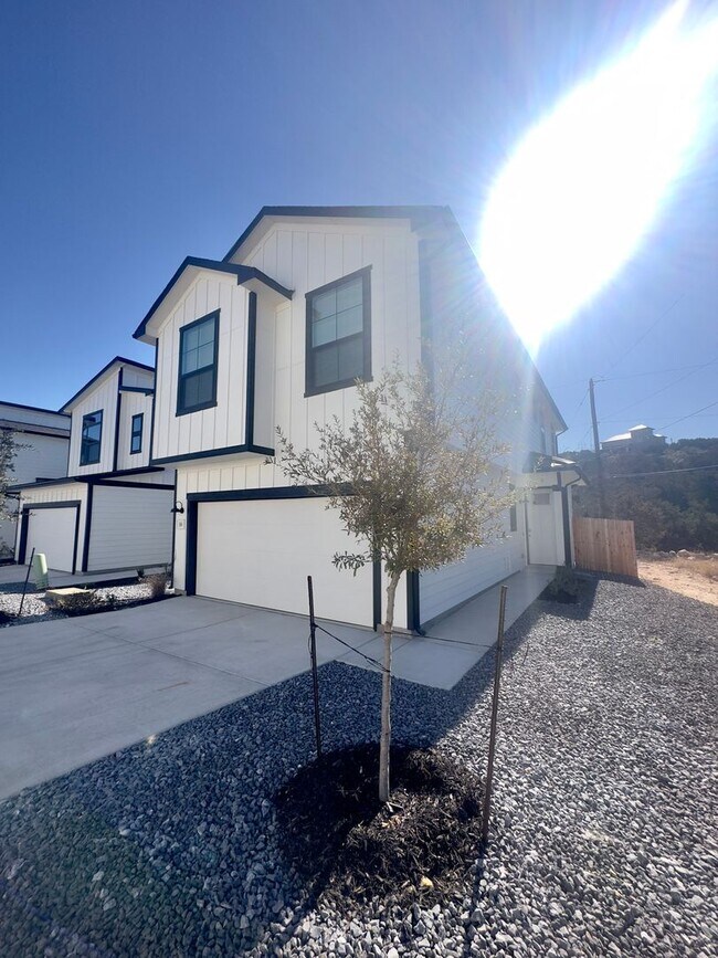 Foto del edificio - Beautiful SFH Available For Rent! Located ...