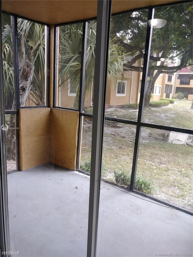 Building Photo - 1 br, 1 bath Condo - 8370 Pines Blvd
