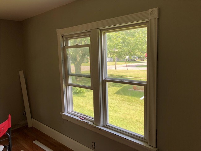 Building Photo - 2105 N Rosewood Ave