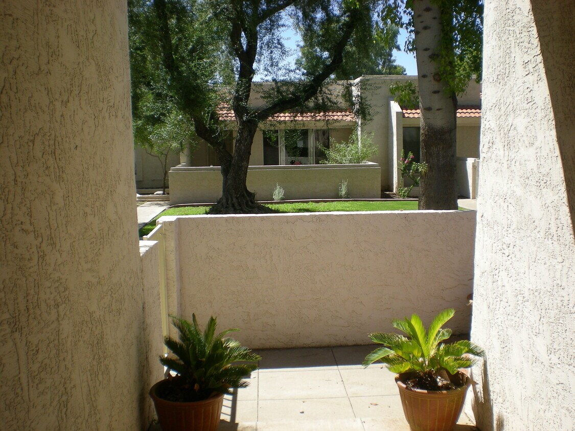 Primary Photo - 7268 N Vía Nueva