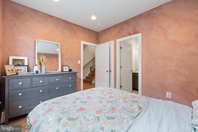 Foto del edificio - 5056 Oakmoore Dr