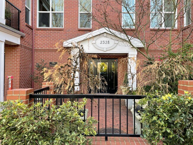 Building Photo - *Half off the second full month of rent!* This Wonderful Condo in the Trendy NW Portland Area is ...