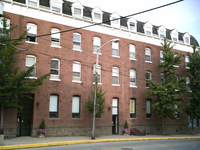 Building Photo - 2 E Washington Ave