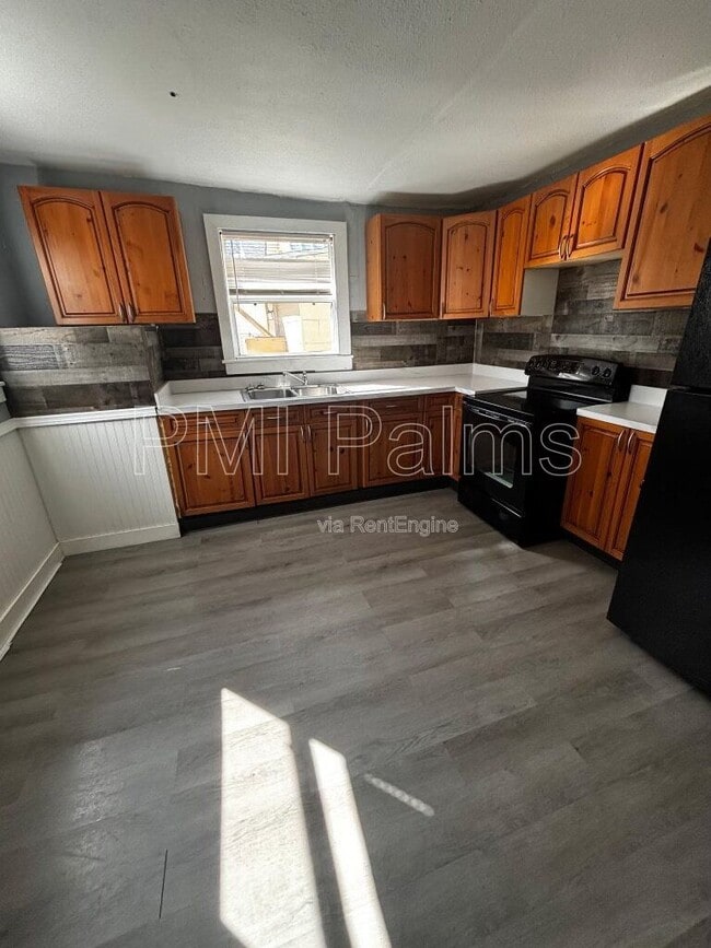 Building Photo - 2320 W Walnut St